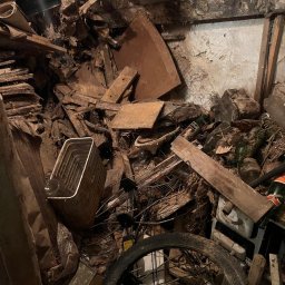 wynoszenie śmieci do kontenera i sprzątanie piwnicy dla nowego właściciela 