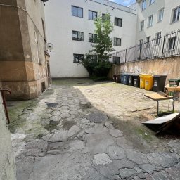 odchwaszczanie podwórka w kamienicy 