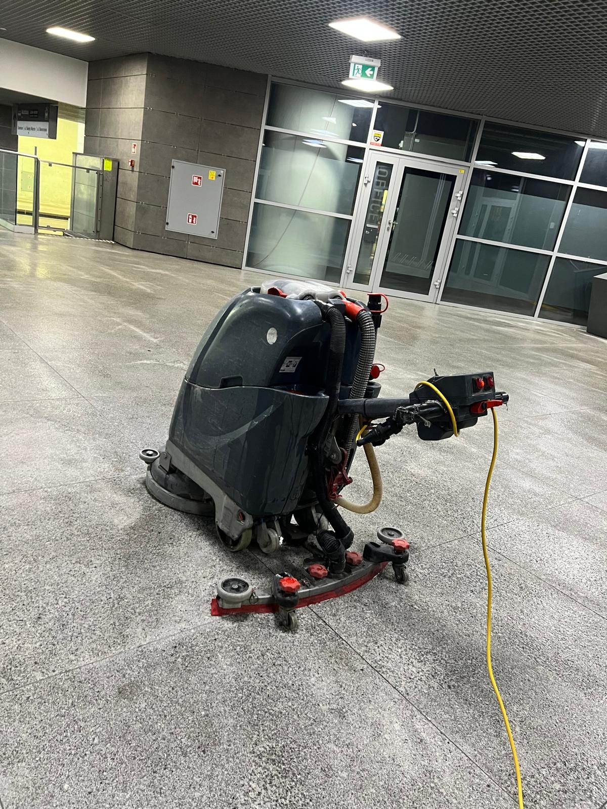 mycie maszyną czyszczącą posadzki przed lokalami na terenie kaponiery