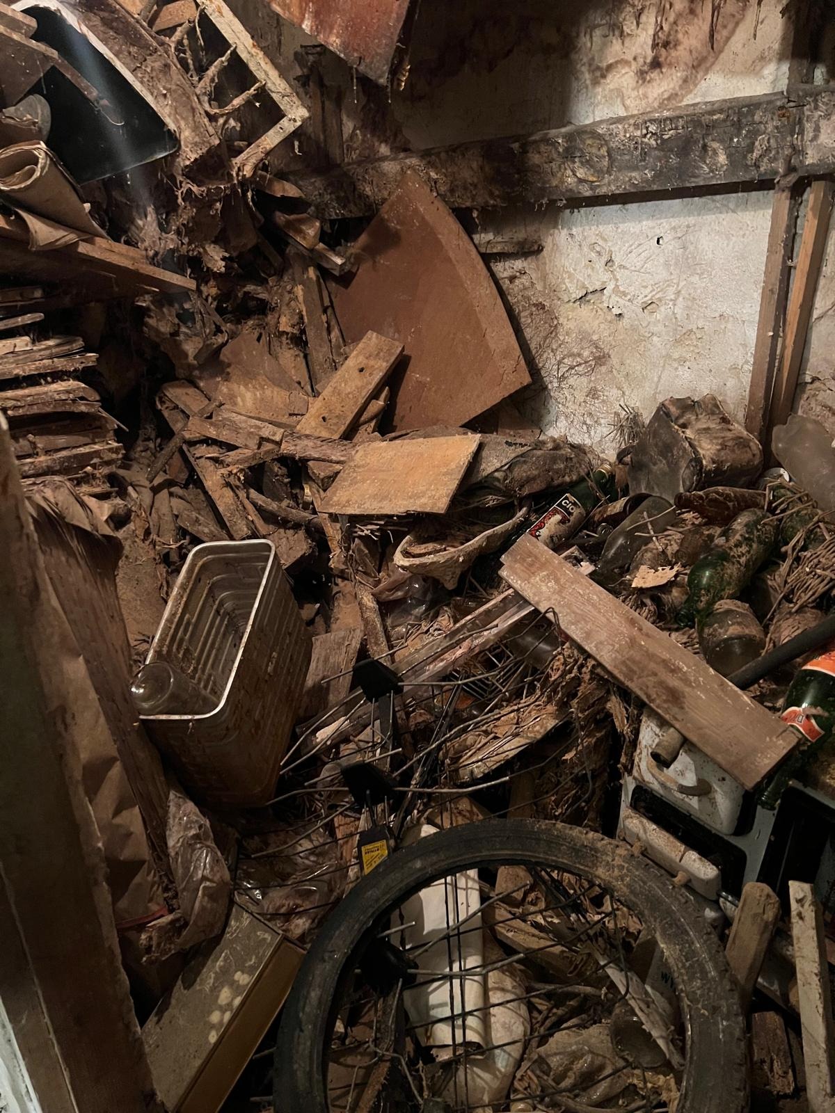 wynoszenie śmieci do kontenera i sprzątanie piwnicy dla nowego właściciela