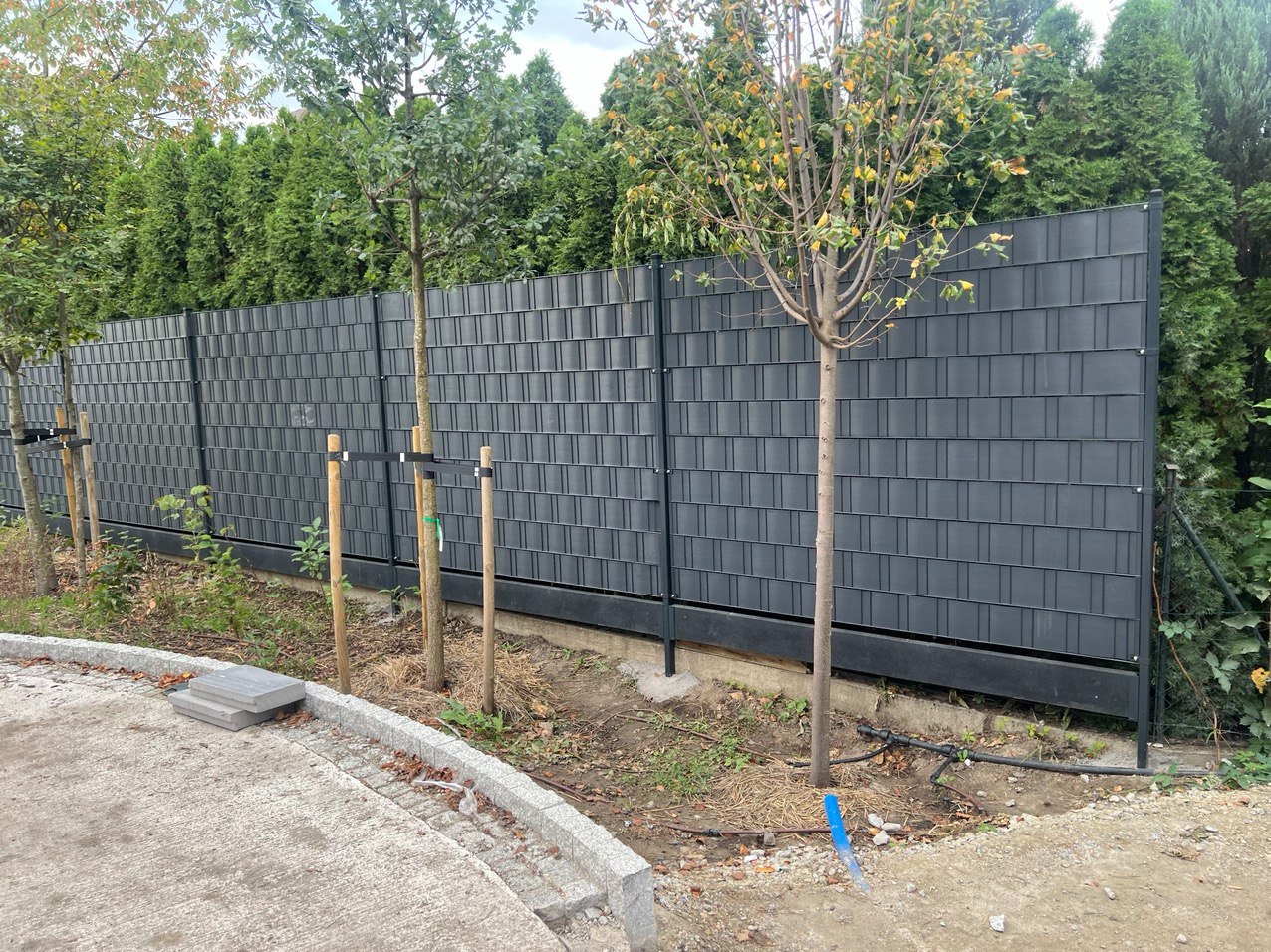 Ogrodzenie panelowe z przesłonami