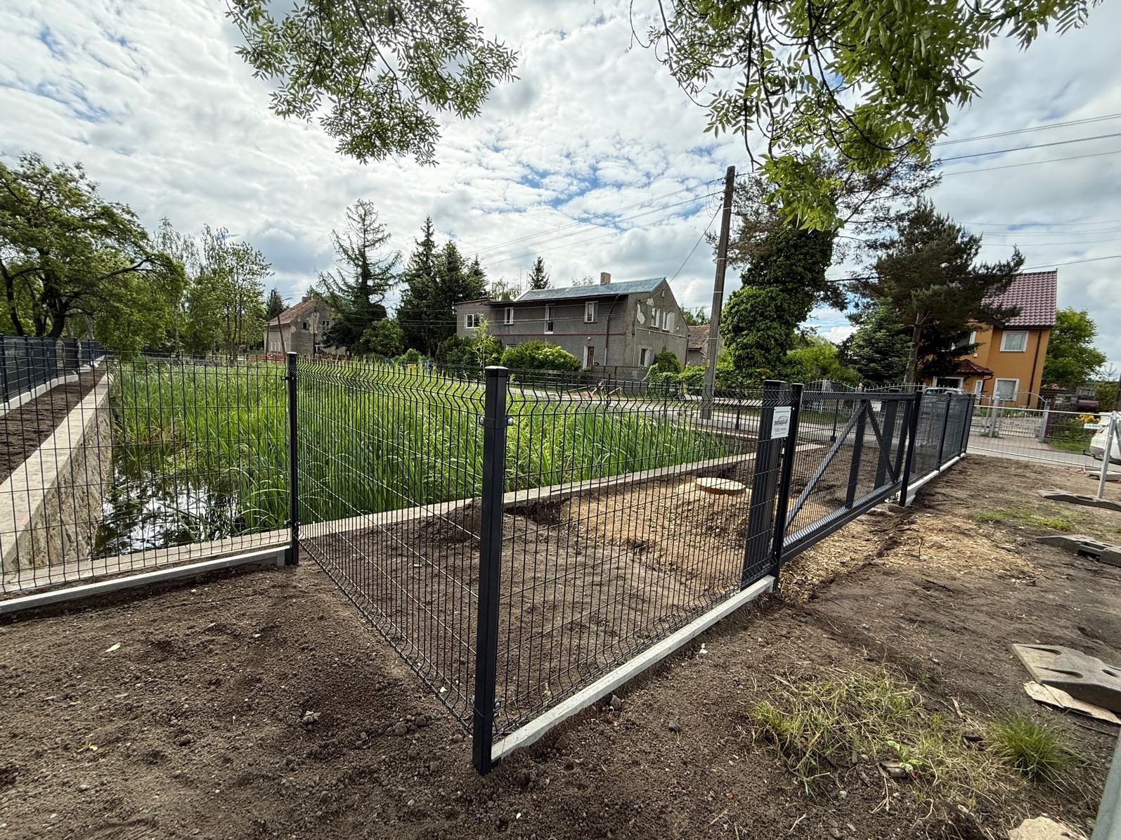 Ogrodzenie panelowe z bramą