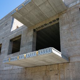 ZbudujMarzenia.pl - Wznoszenie surowego, dwukondygnacyjnego domu z betonu komórkowego. Widoczne otwory okienne i strop z prefabrykatów. Żółta pianka uszczelniająca w spoinach.