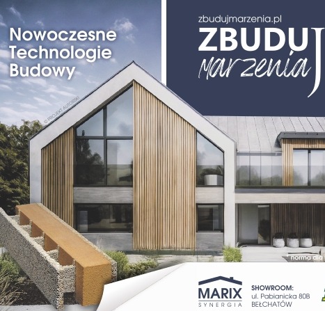 Nowoczesny dom z drewnianą elewacją i dużymi oknami, prezentowany z bloczkiem konstrukcyjnym. Widoczny adres showroomu firmy Marix Synergia w Bełchatowie.