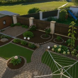 Sztuka ogrodu - Widok z góry na zadbany ogród z okrągłym brukowanym patio, rabatami kwiatowymi i równo przystrzyżonym trawnikiem. W tle domy i zielona przestrzeń.