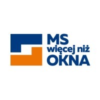 Logo firmy MS więcej niż OKNA: niebieski kwadrat z literami MS i pomarańczowy element graficzny, pod spodem napis 'więcej niż OKNA'.