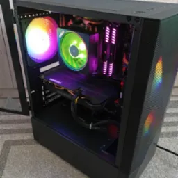 Oto przykładowy komputer złożony przeze mnie dla Marcina. Ryzen 5 3600, RTX 2060, 16GB RAM, 500GB NVME