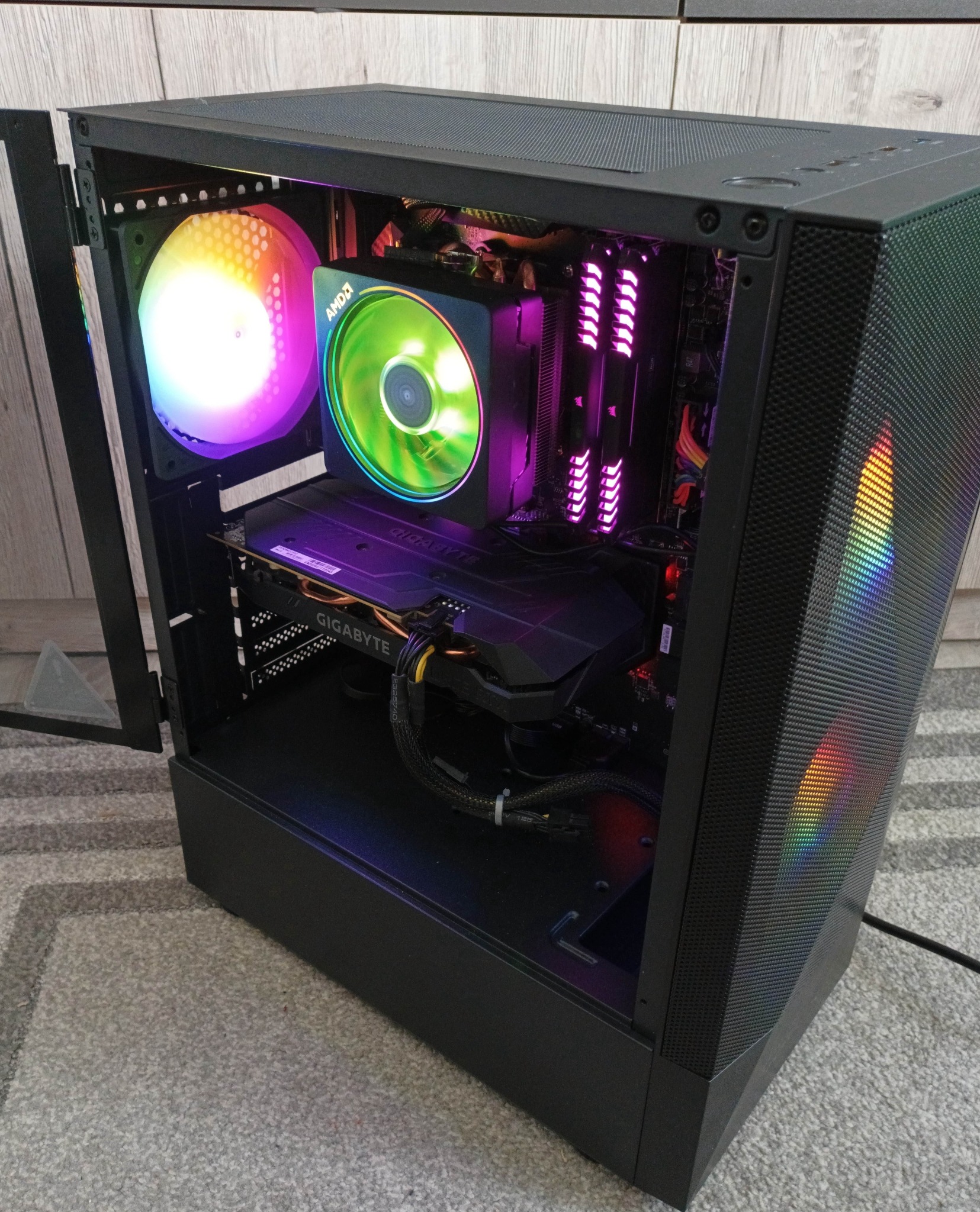 Oto przykładowy komputer złożony przeze mnie dla Marcina. Ryzen 5 3600, RTX 2060, 16GB RAM, 500GB NVME