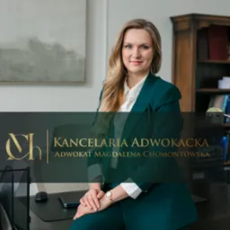 Portret uśmiechniętej adwokatki Magdaleny Chomontowskiej w zielonym garniturze, siedzącej na biurku w kancelarii, z regałem na książki w tle.