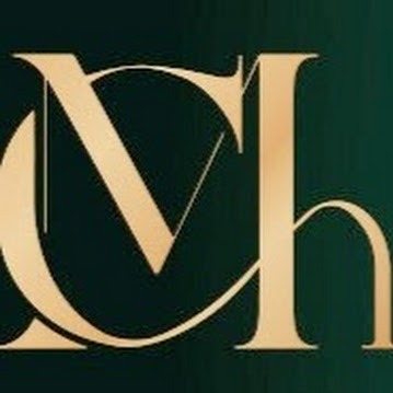 Złoty monogram 'CH' na ciemnozielonym tle, reprezentujący logo Kancelarii Adwokackiej. Elegancki font, stonowana kolorystyka.