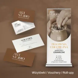 Roll-up, wizytówki i voucher pracowni ceramicznej 'Art Studio Alina Ranachowska' w brązowo-beżowej kolorystyce. Reklama warsztatów ceramicznych i zakupu ceramiki autorskiej.