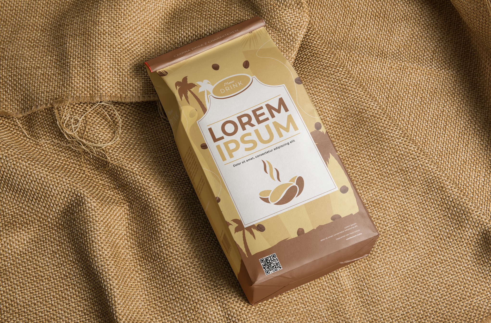 Opakowanie kawy z motywem tropikalnym i tekstem 'Lorem Ipsum' leży na jutowym tle. Torba w odcieniach brązu i beżu, z QR kodem w rogu.