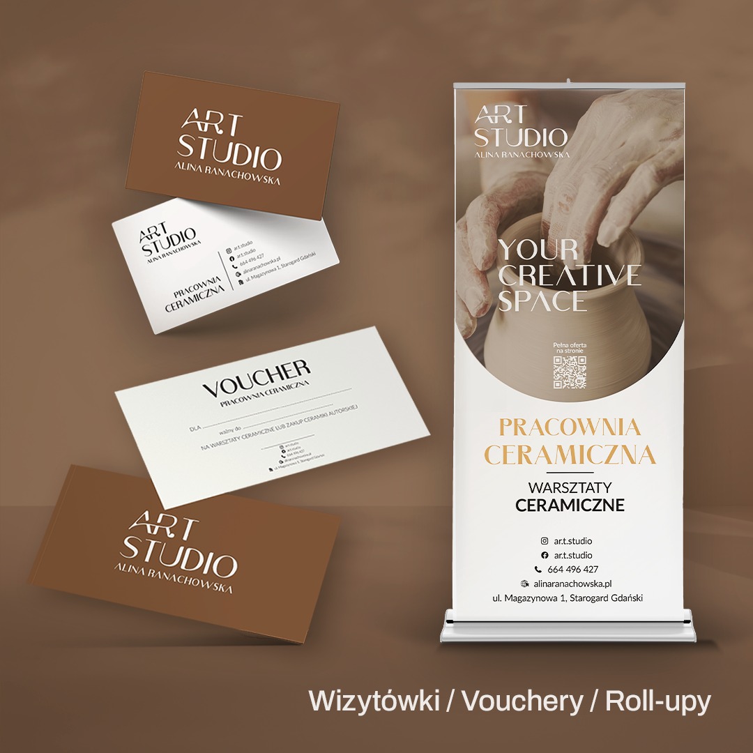 Roll-up, wizytówki i voucher pracowni ceramicznej 'Art Studio Alina Ranachowska' w brązowo-beżowej kolorystyce. Reklama warsztatów ceramicznych i zakupu ceramiki autorskiej.