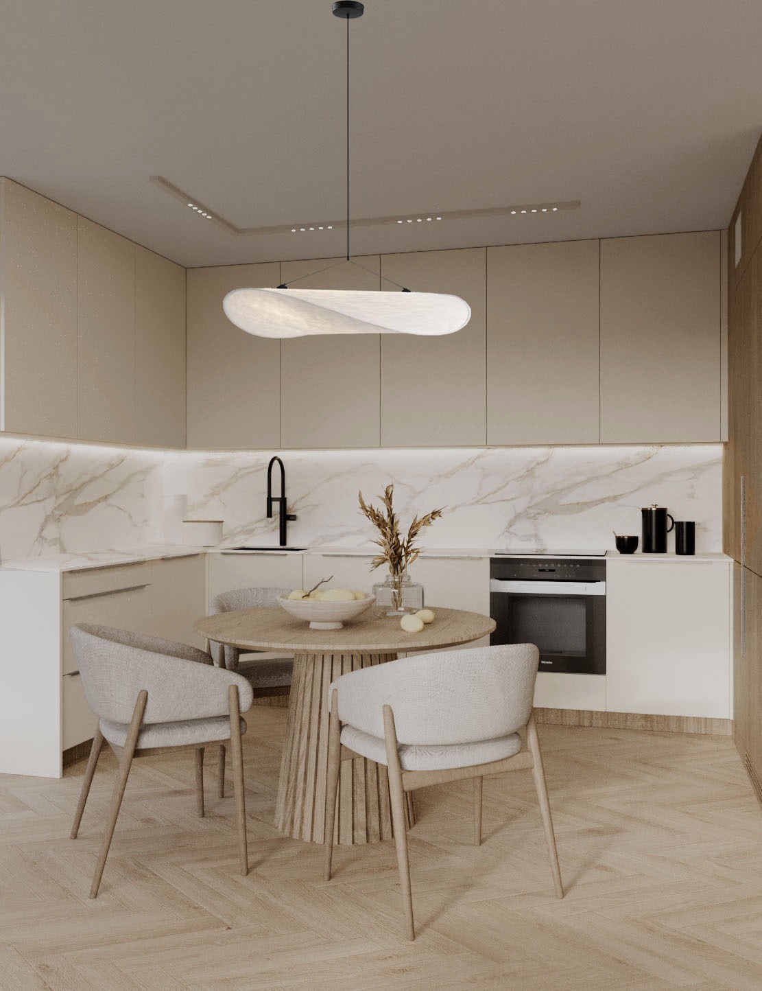 Jasna kuchnia z marmurowym backsplashiem i okrągłym stołem z krzesłami. Nad stołem designerska lampa. Parkiet ułożony w jodełkę. Minimalistyczny design.
