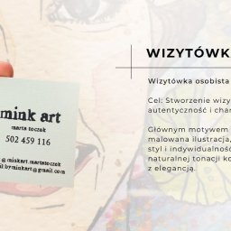 Agnieszka Cieśluk - Ręcznie ilustrowana wizytówka artystki 'mink art' trzymana w dłoni na tle grafiki z motywem oka. Unikalny projekt wizytówki z numerem telefonu: 502 459 116.
