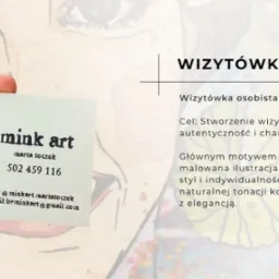 Ręcznie ilustrowana wizytówka artystki 'mink art' trzymana w dłoni na tle grafiki z motywem oka. Unikalny projekt wizytówki z numerem telefonu: 502 459 116.