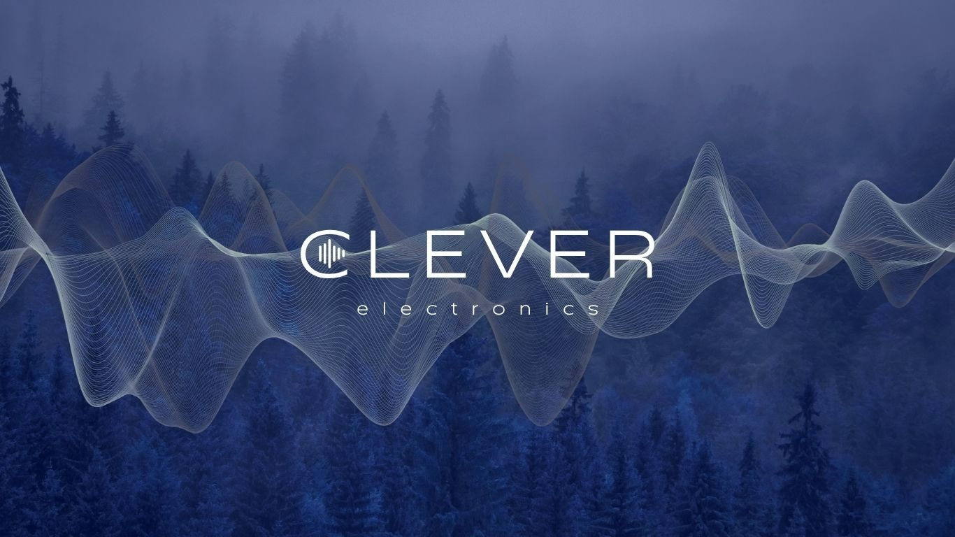 Grafika z logo 'CLEVER electronics' na tle zalesionych gór we mgle, z abstrakcyjnymi liniami falowymi. Nowoczesny design identyfikacji wizualnej.