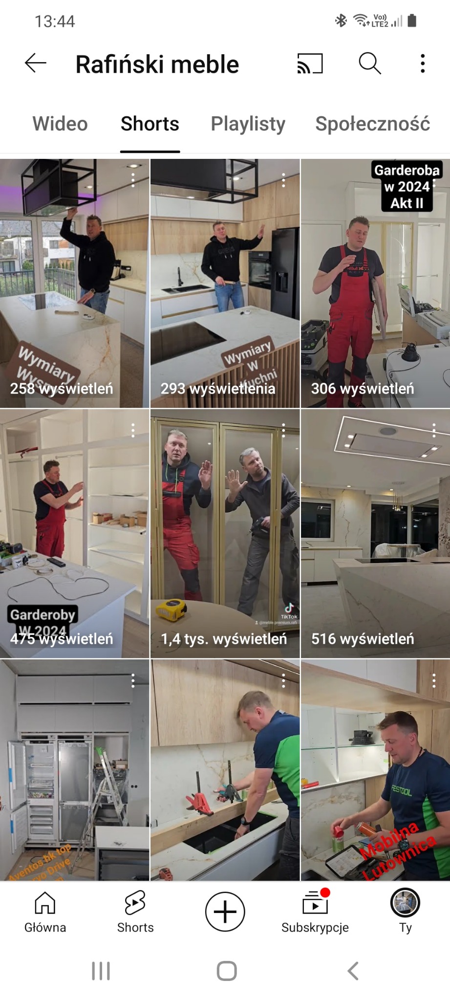 Ekran telefonu prezentuje galerię filmów z montażu mebli na wymiar, w tym kuchni i szaf, z widocznymi fragmentami realizacji i osobami montującymi.