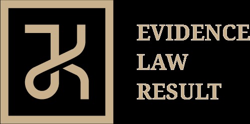 Logo kancelarii prawnej z monogramem 'JK' w beżowej ramce, obok napisy 'EVIDENCE LAW RESULT' w kolorze beżowym na czarnym tle.