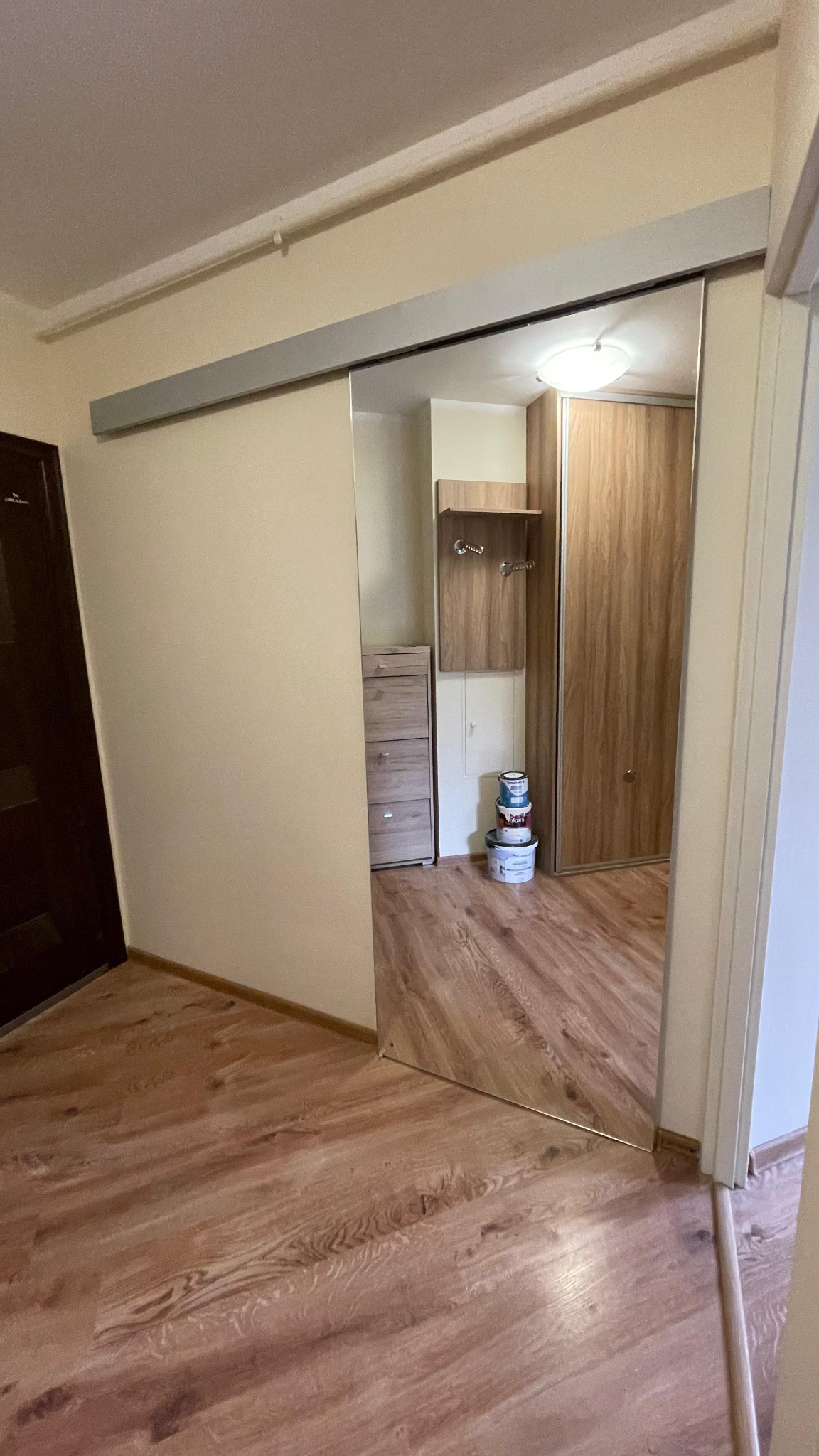 Odświeżenie mieszkania z montażem lustrzanych drzwi przesuwnych