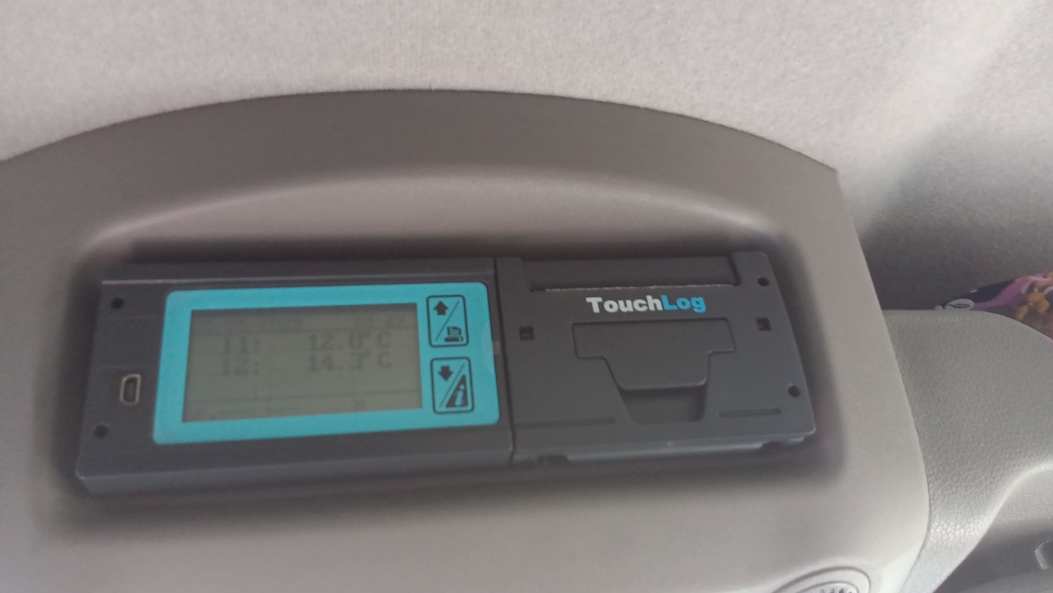 Urządzenie TouchLog z wyświetlaczem temperatury w kabinie pojazdu, prawdopodobnie ciężarowego, używane w transporcie chłodniczym.