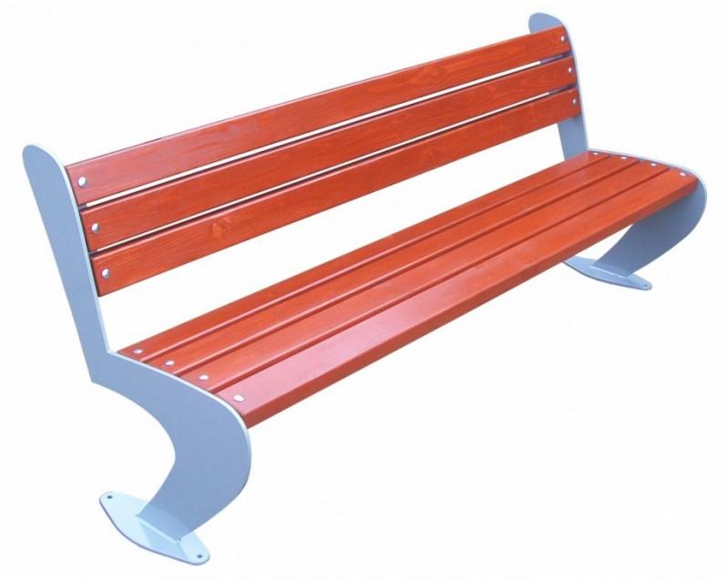 Nowoczesna ławka parkowa z drewna w odcieniach brązu i szarymi metalowymi elementami, widoczna z perspektywy lekko z góry.