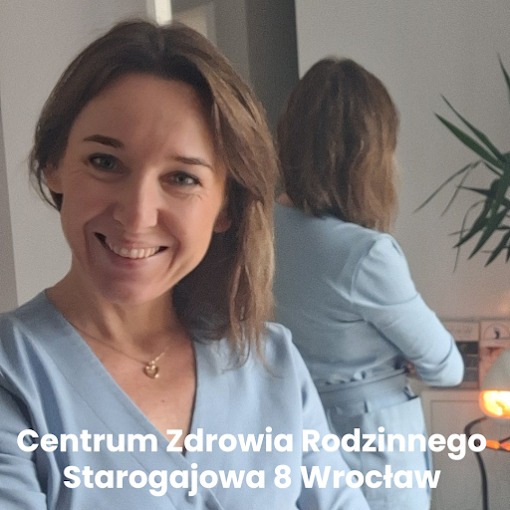 Uśmiechnięta kobieta w błękitnej bluzce, z odbiciem w lustrze. Widoczny adres: Centrum Zdrowia Rodzinnego, Starogajowa 8, Wrocław.