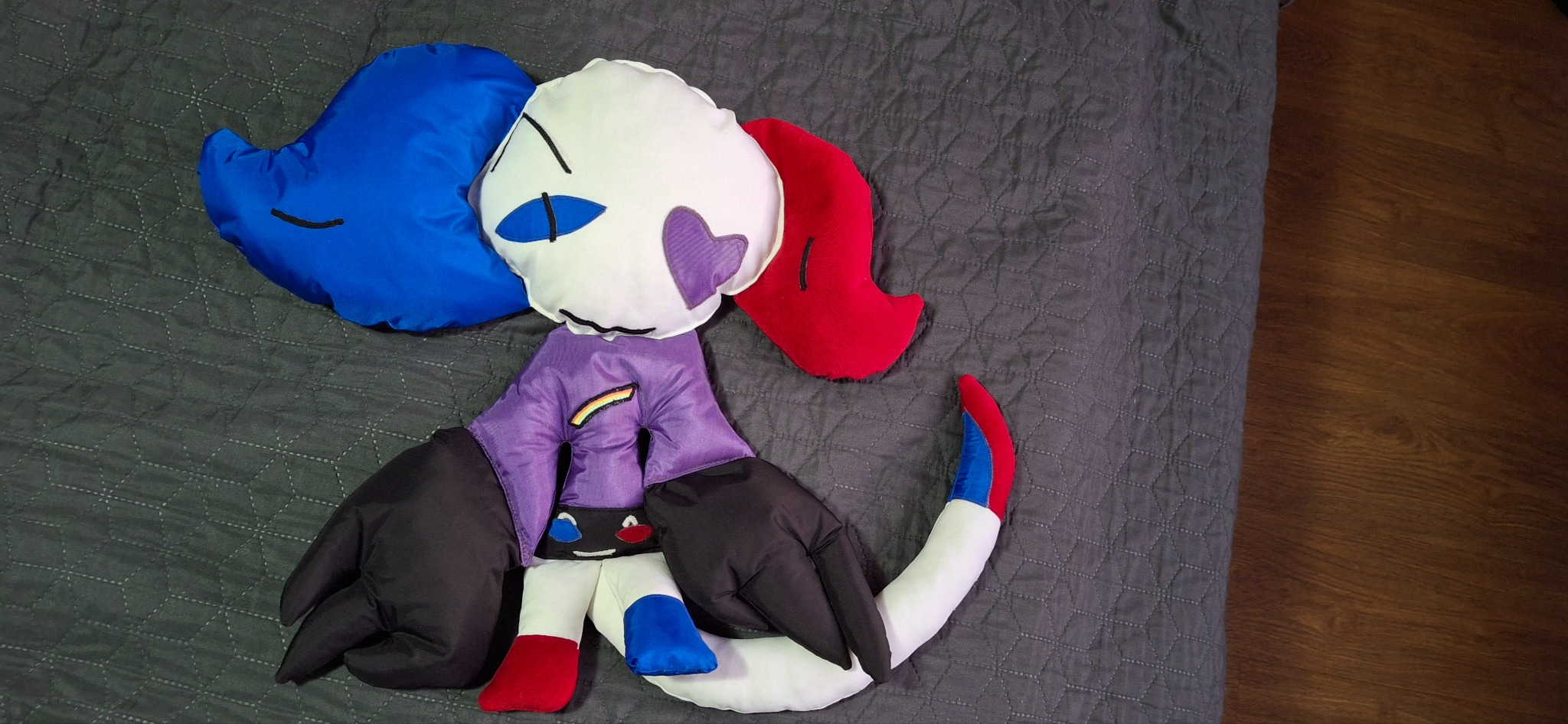 Maskotka 50cm, narysowana przez siedmiolatke...wytwor jej wyobrazni..