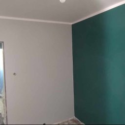 Arkadiusz Arko-Rem - Pomieszczenie po malowaniu: szara ściana sąsiaduje z zieloną, widoczne zabezpieczenia w przejściu. Wykończenie wnętrza po odświeżeniu.