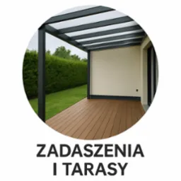 Nowoczesny taras z kompozytową deską w kolorze drewna i minimalistyczną pergolą z ciemnymi elementami konstrukcyjnymi, otoczony zielenią.