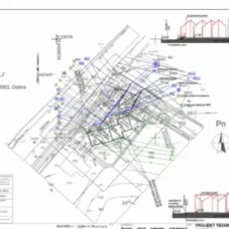 Plan zagospodarowania działki z naniesionymi instalacjami. Projekt techniczny z rzutem i przekrojem budynku. Widoczne oznaczenia i linie instalacji.