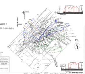 Plan zagospodarowania działki z naniesionymi instalacjami. Projekt techniczny z rzutem i przekrojem budynku. Widoczne oznaczenia i linie instalacji.
