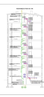 Schemat pionowy instalacji w budynku wielopiętrowym, z oznaczeniami technicznymi i wymiarami. Widok przekroju budynku z zaznaczonym przebiegiem instalacji.