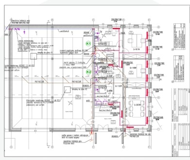 Szczegółowy plan architektoniczny budynku z zaznaczonymi instalacjami sanitarnymi, w tym przyłączami, wentylacją i rozmieszczeniem pomieszczeń biurowych.