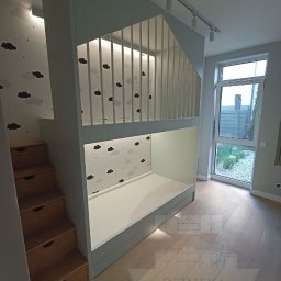 DEINEKA SPÓŁKA Z OGRANICZONĄ ODPOWIEDZIALNOŚCIĄ - Funkcjonalne łóżko piętrowe z szufladami w schodkach, w pokoju dziecięcym z motywem chmur na ścianie. Nowoczesne oświetlenie punktowe i jasna podłoga.