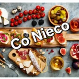 Deska serów, wędlin i owoców, ułożona artystycznie z figami, granatem, pomidorkami koktajlowymi i orzechami. Całość w ciepłych barwach, idealna na catering.