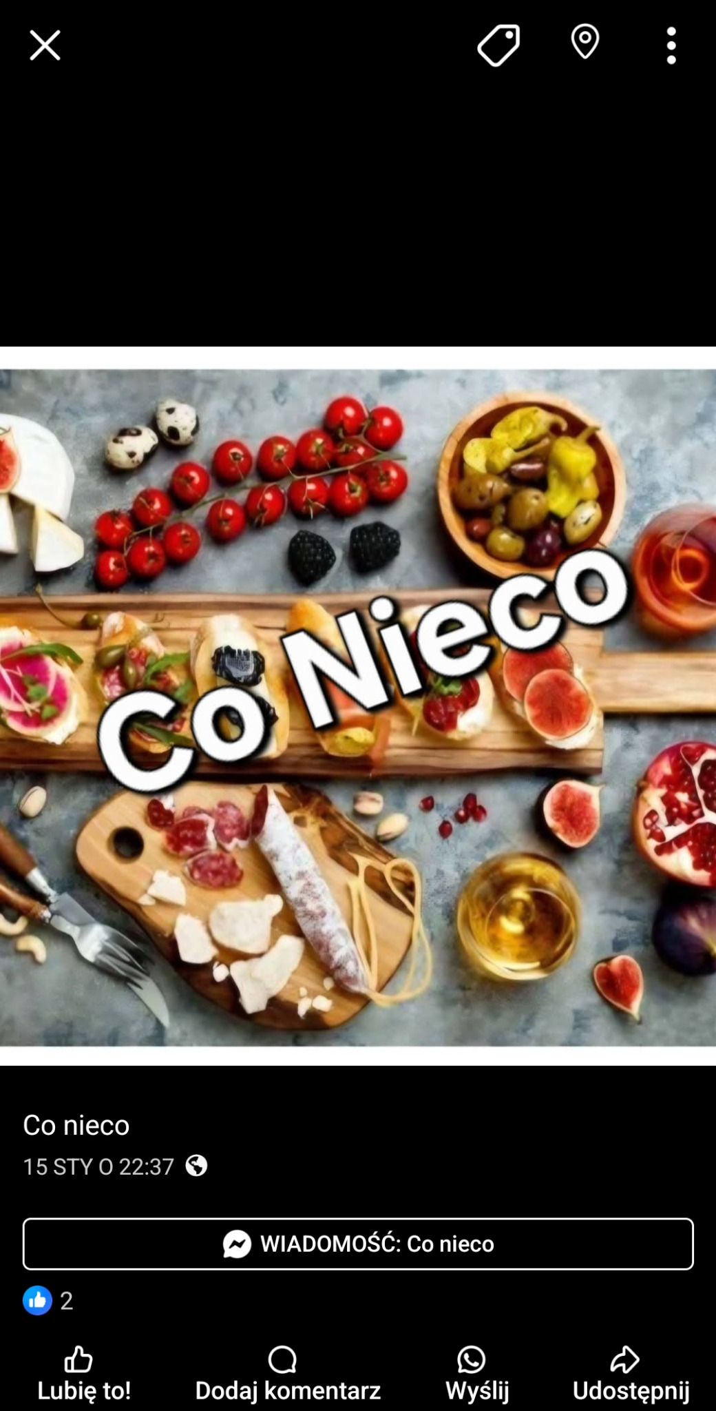 Deska serów, wędlin i owoców, ułożona artystycznie z figami, granatem, pomidorkami koktajlowymi i orzechami. Całość w ciepłych barwach, idealna na catering.