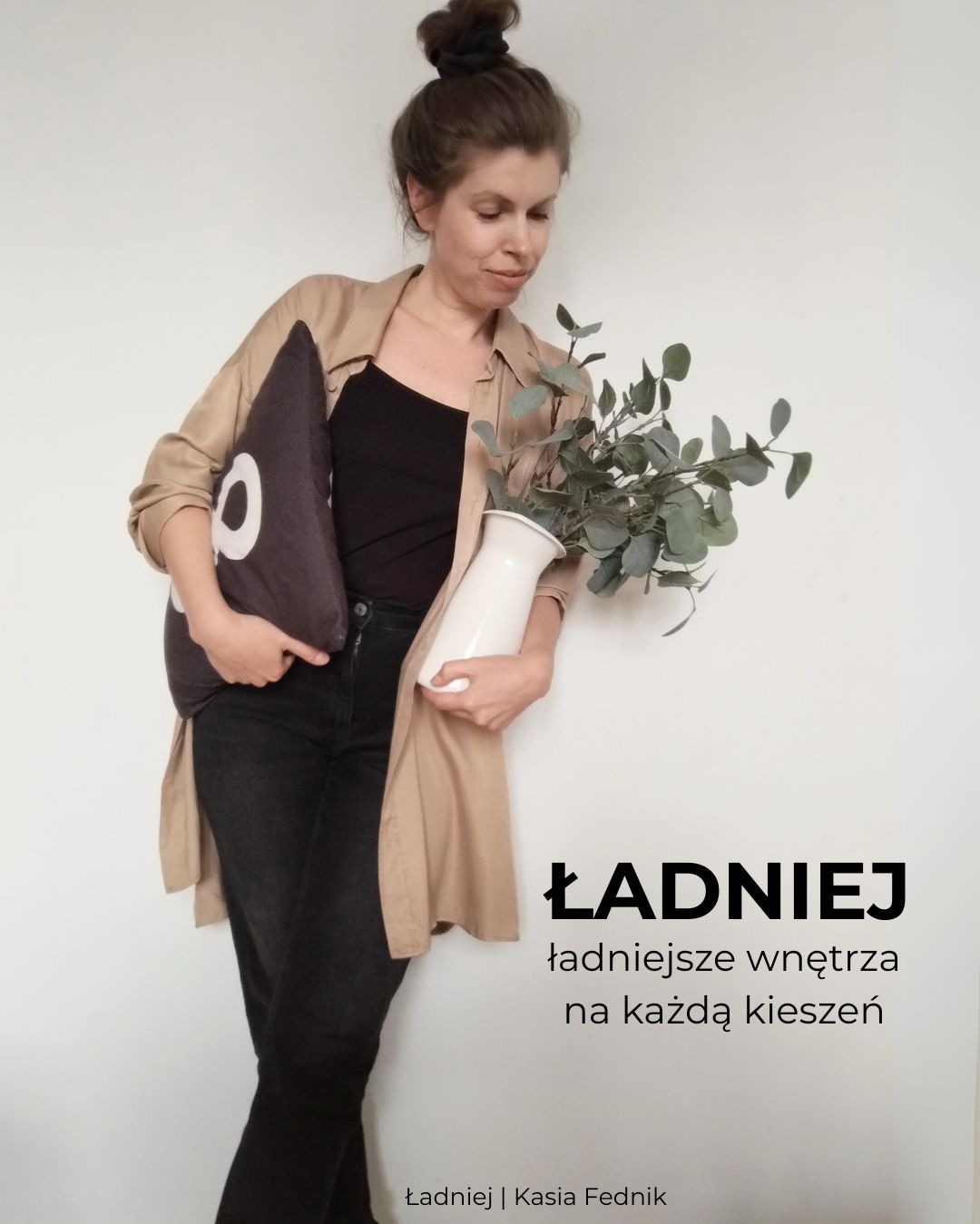 Kobieta trzyma poduszkę z okiem i wazon z eukaliptusem, prezentując ofertę 'Ładniej: ładniejsze wnętrza na każdą kieszeń'.