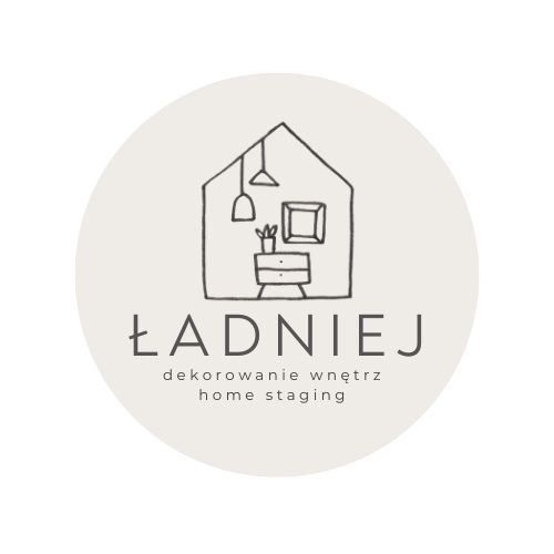 Delikatne logo firmy dekorującej wnętrza, przedstawiające rysunek pokoju z komodą i rośliną, zawieszoną lampą oraz ramką na ścianie, w stonowanej kolorystyce.