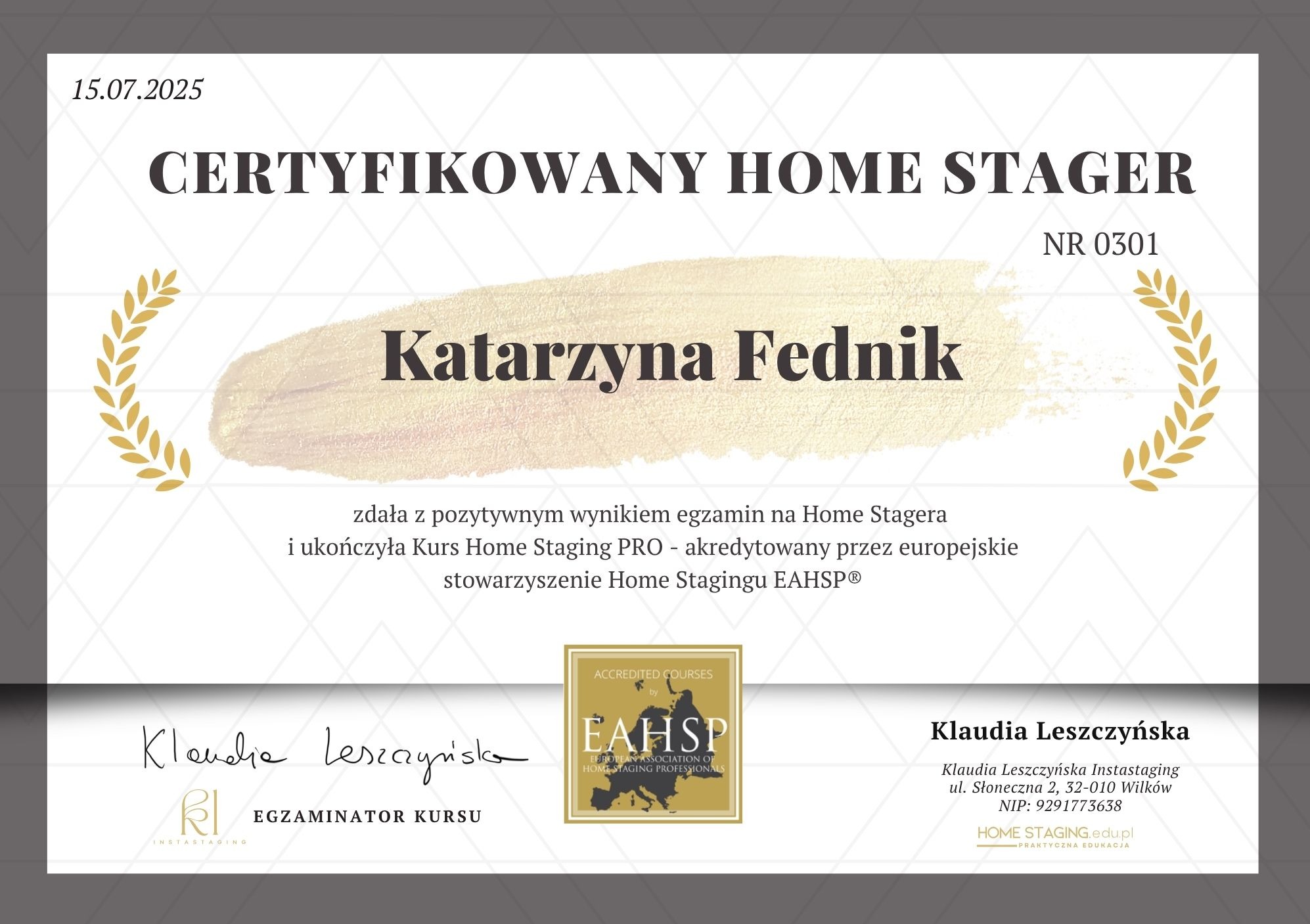 Certyfikat ukończenia kursu Home Stagera dla Katarzyny Fednik, akredytowany przez EAHSP. Sygnatura egzaminatora kursu i dane kontaktowe Instastaging.
