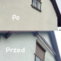 PPHU Eco&Clean Grzegorz Blat - Elewacja domu przed i po czyszczeniu, widok na okno z roletą i balkonem. Porównanie stanu przed i po zabiegu, z wyraźną różnicą w czystości ściany.
