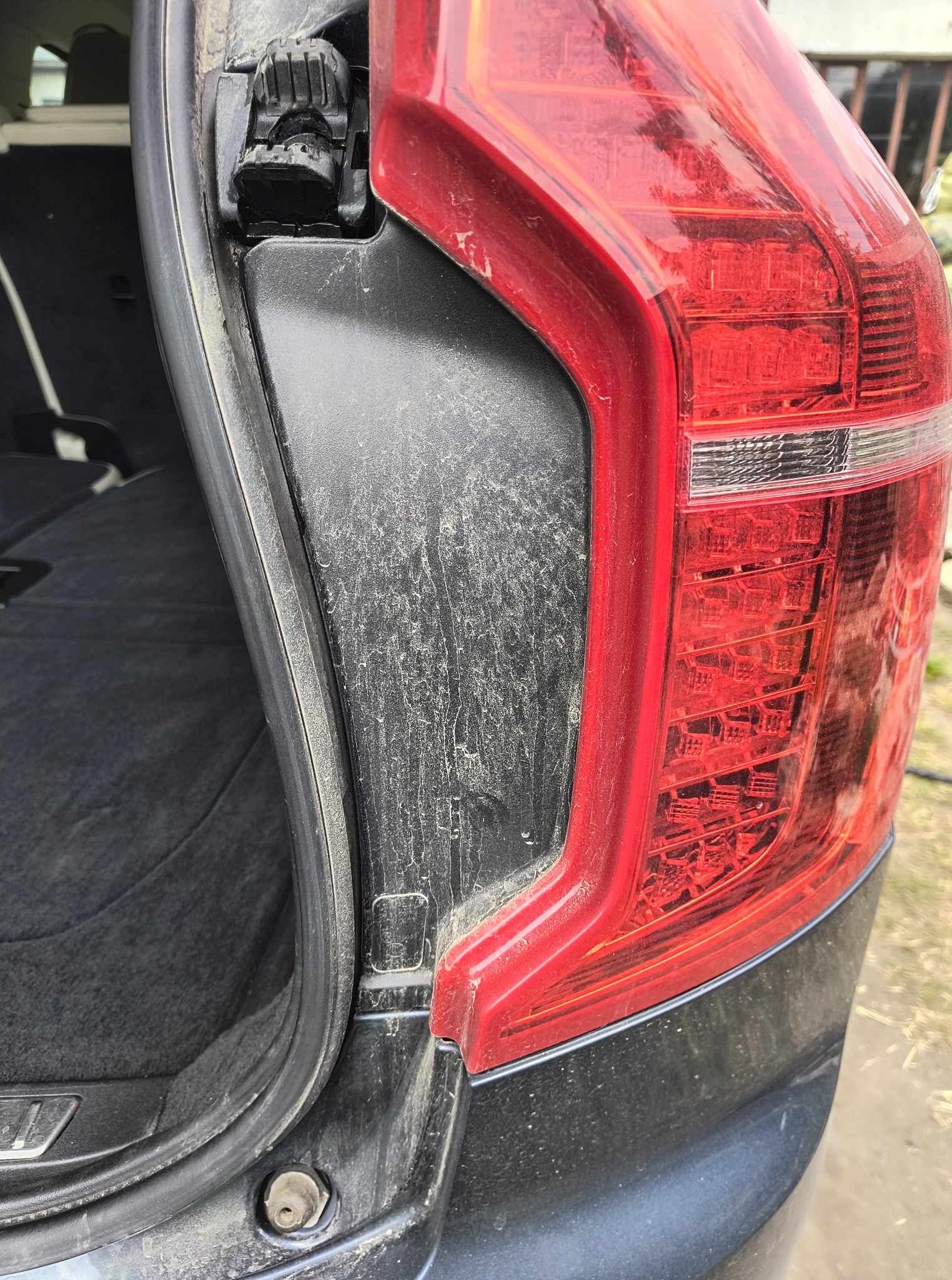 Lampa tylna przed myciem.