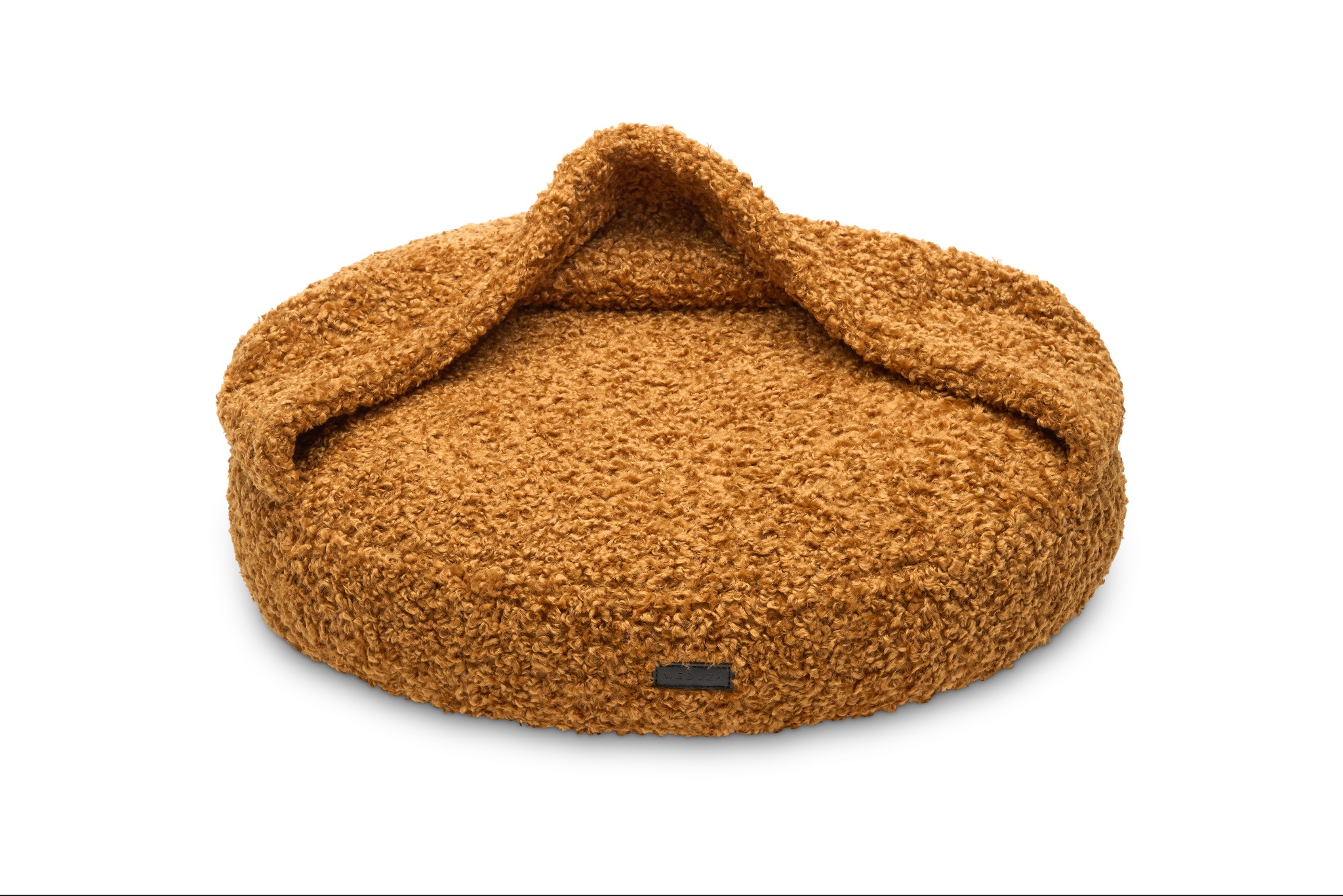 Brązowe, okrągłe legowisko dla zwierząt z miękkiej, kręconej tkaniny, z podwyższonym brzegiem, na białym tle. Widoczna mała, czarna metka.