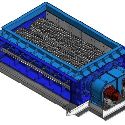 MMŚ - Projekt 3D przesiewacza wibracyjnego z niebieską ramą i czerwonymi silnikami, widok z góry pod kątem, na szarej podstawie. Precyzyjna inżynieria.