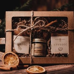 Wilcza Jagoda kosmetyki naturalne - Zestaw prezentowy: świeca sojowa 'Czułość', mydło 'Bliskość' i 'Czułość' marki Wilcza Jagoda w ekologicznym pudełku z dekoracjami z suszonych pomarańczy i cynamonu.