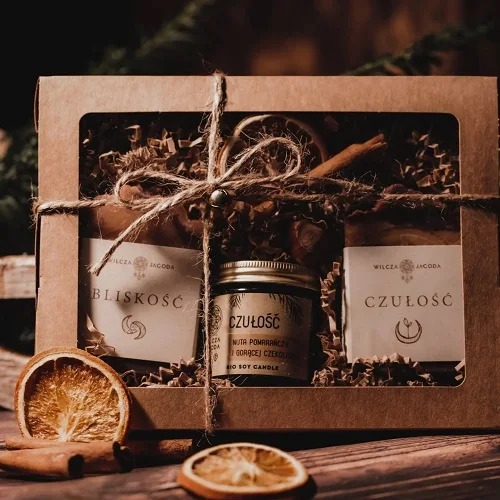 Zestaw prezentowy: świeca sojowa 'Czułość', mydło 'Bliskość' i 'Czułość' marki Wilcza Jagoda w ekologicznym pudełku z dekoracjami z suszonych pomarańczy i cynamonu.