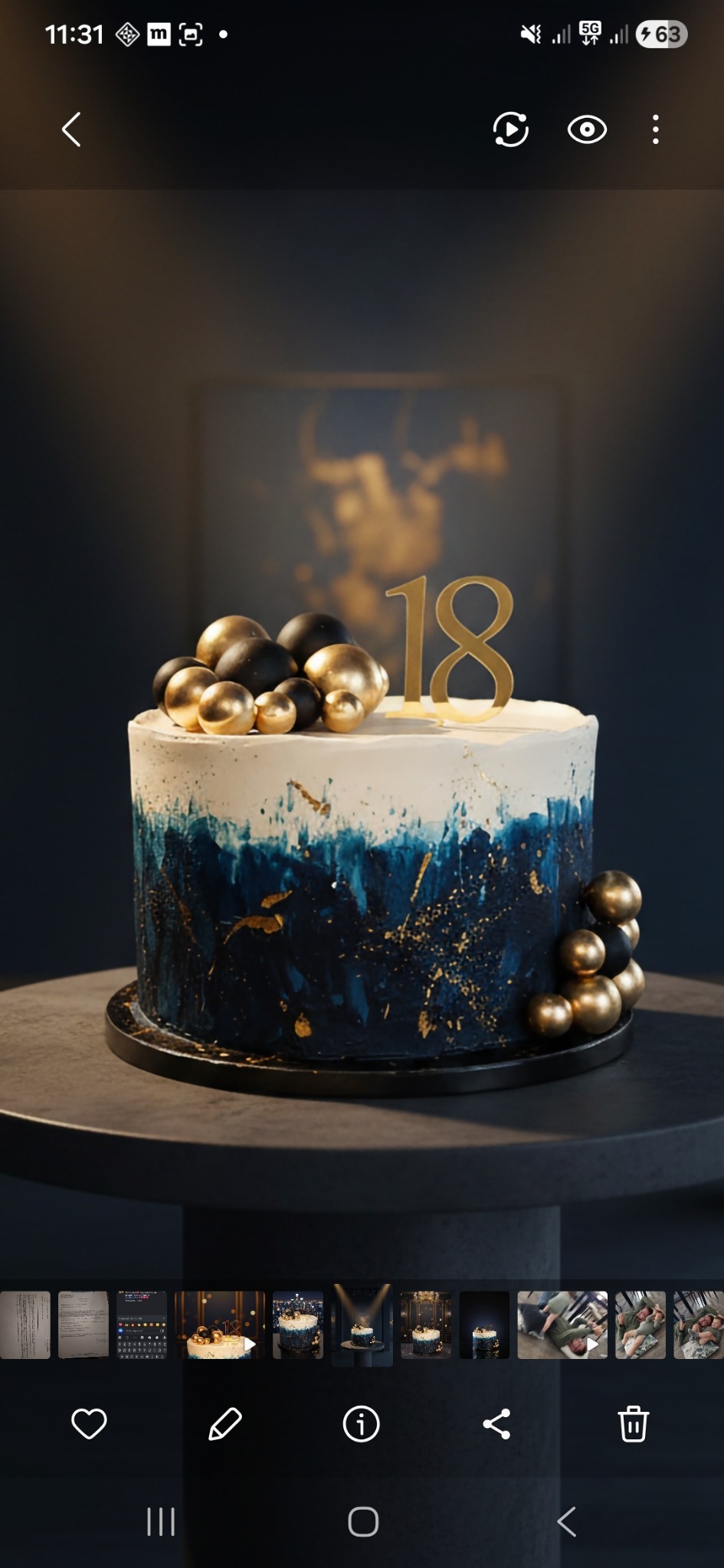 Tort na 18 urodziny z dekoracją z kulek w odcieniach złota i czerni, z efektem ombre w kolorach bieli i granatu, na ciemnym tle.