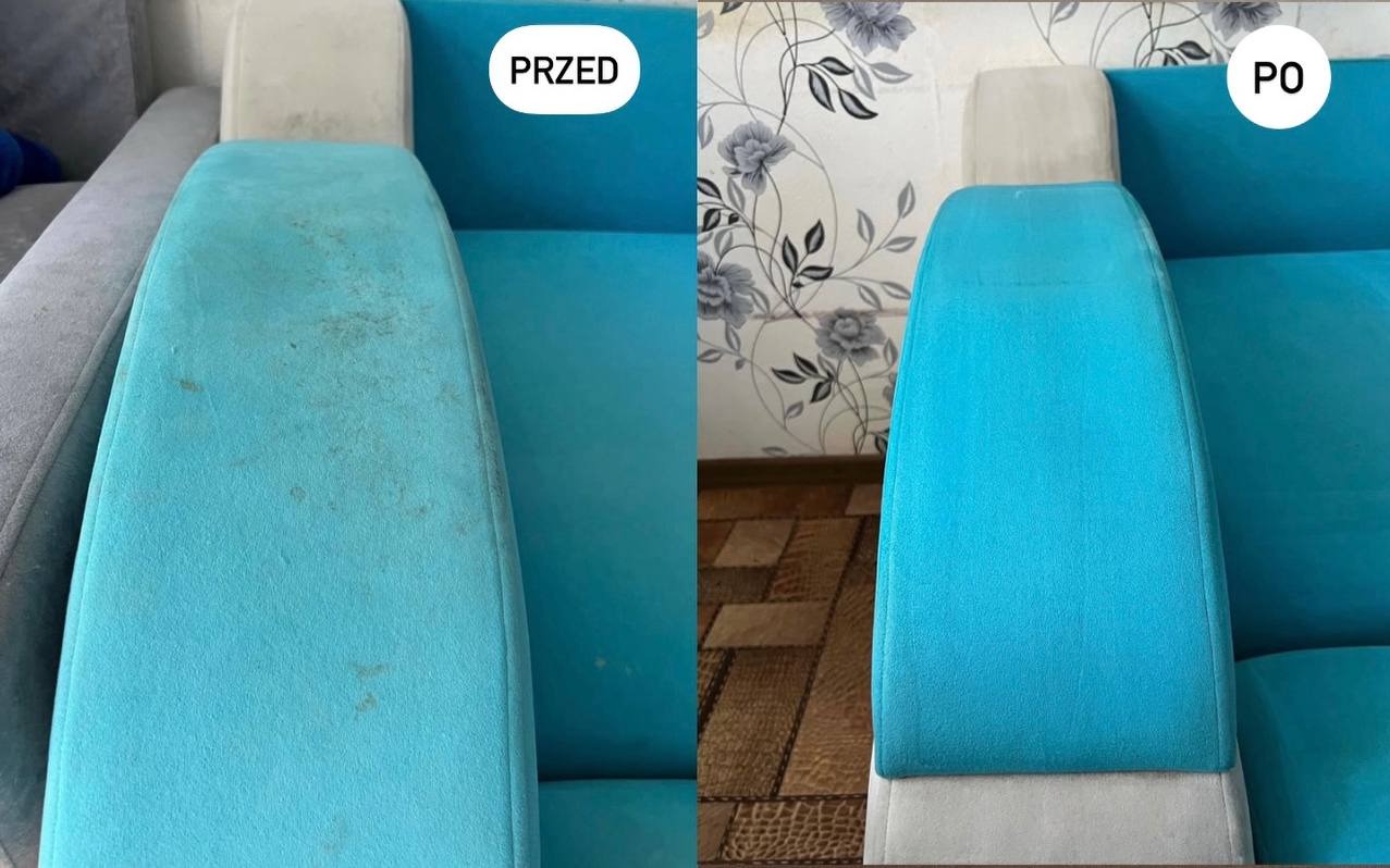 Błękitny narożnik przed i po czyszczeniu. Lewa strona z widocznymi zabrudzeniami, prawa odświeżona, na tle wzorzystej tapety i drewnianej podłogi.