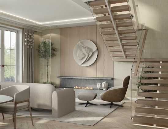 Jasne, przestronne wnętrze salonu z drewnianymi schodami, beżową sofą, fotelem i dekoracyjnym kominkiem. Minimalistyczny design z elementami naturalnego drewna i subtelnym oświetleniem.