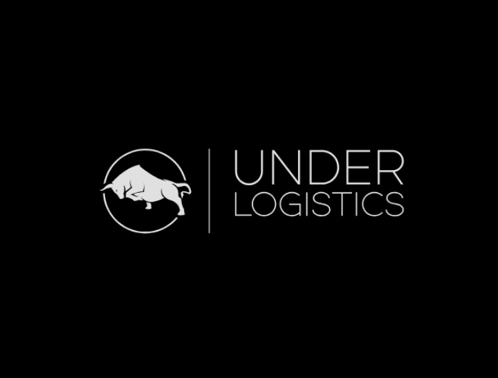 Minimalistyczne logo firmy Under Logistics: biały byk w okręgu i nazwa firmy na czarnym tle. Nowoczesny design.